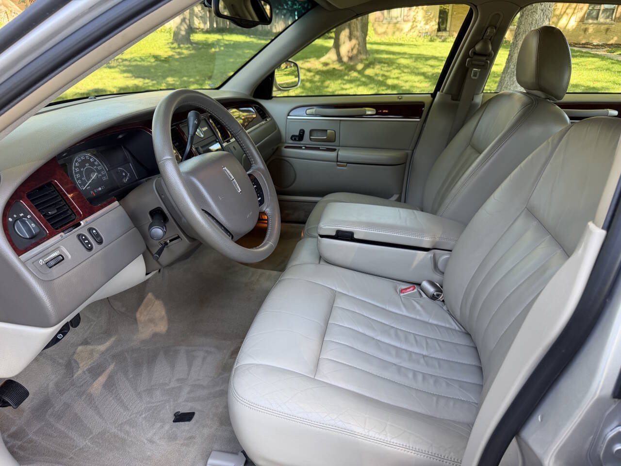 Used 2005 Lincoln Town Car Signature RWD image 9