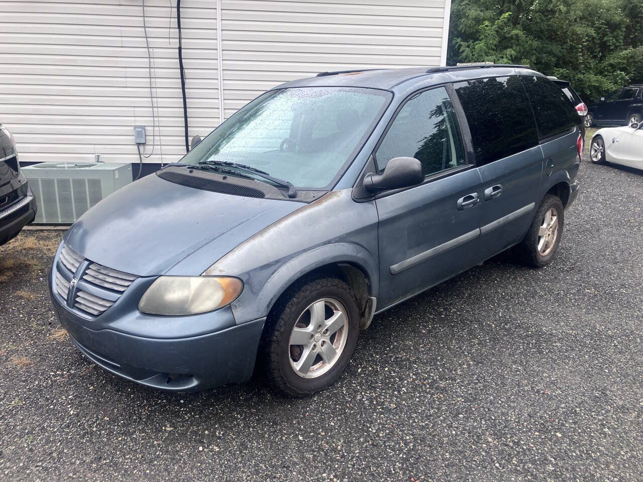 Used 2005 Dodge Caravan SXT w/ Popular Equipment Group FWD image 2