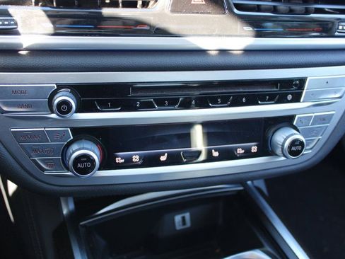 Used 2018 BMW 750i image 22