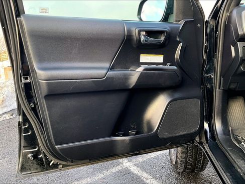 Used 2020 Toyota Tacoma TRD Off-Road w/ Technology Package image 21