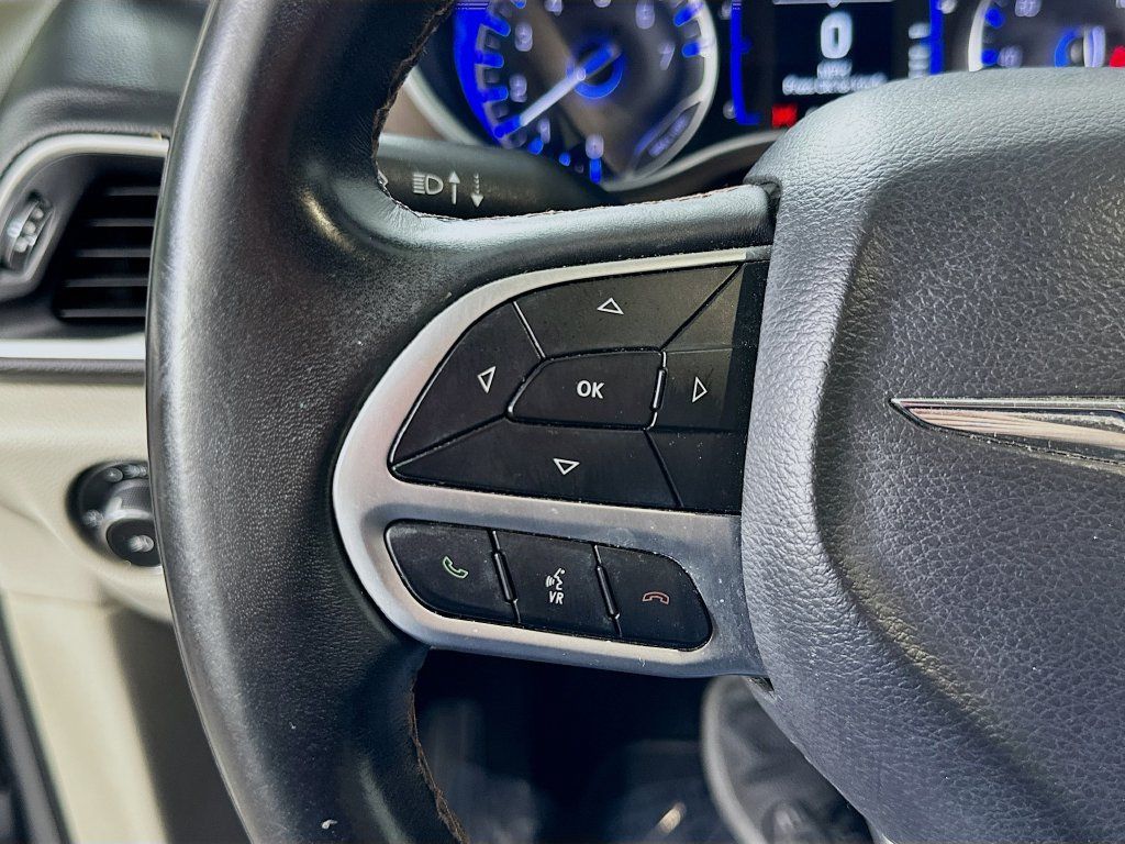 Used 2018 Chrysler Pacifica Touring-L w/ Premium Audio Group FWD image 25