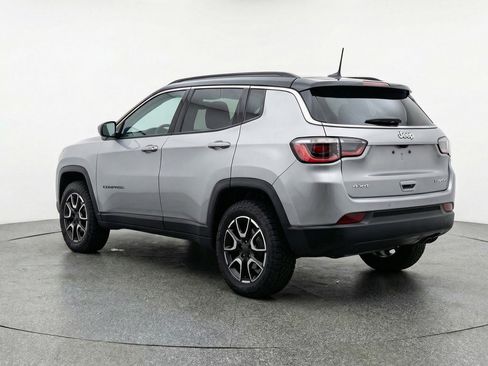 Used 2025 Jeep Compass Trailhawk image 6