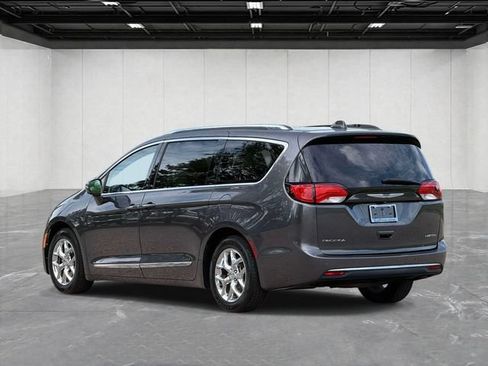 Used 2017 Chrysler Pacifica Limited w/ UConnect Theater Package FWD image 3