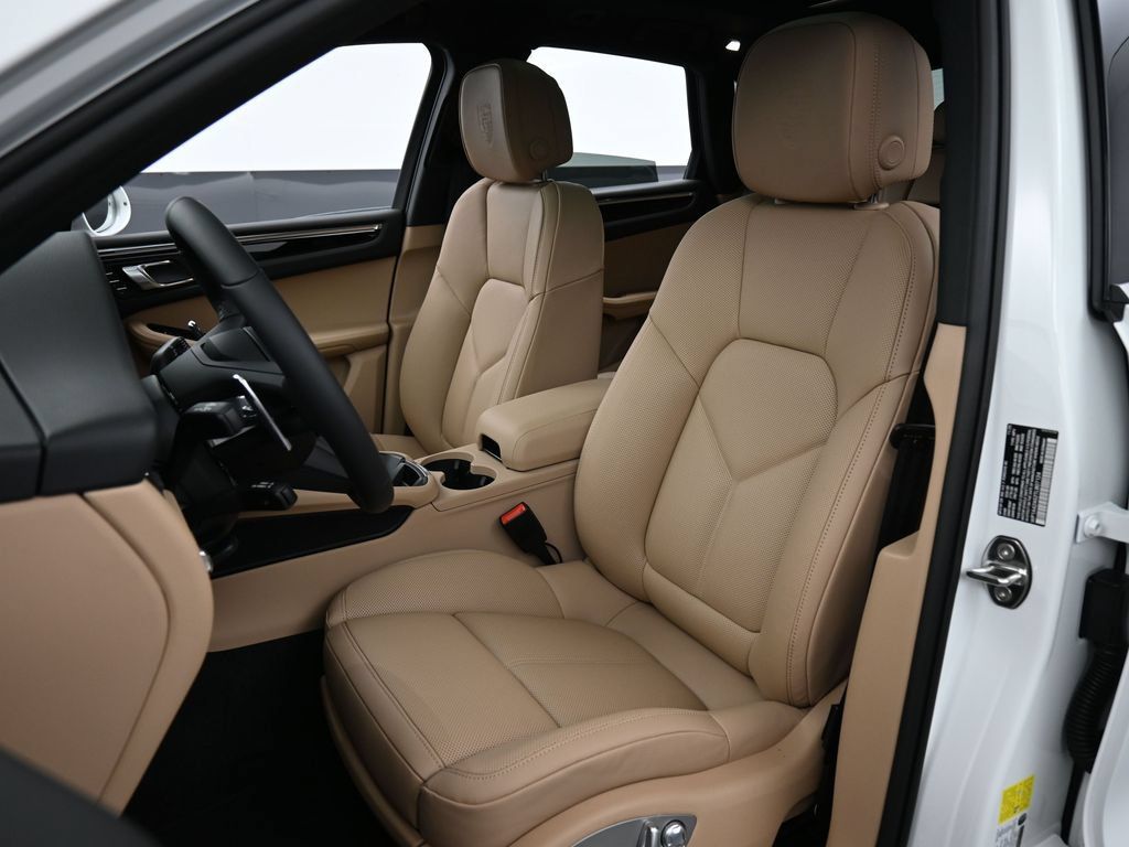 Certified 2026 Porsche Macan AWD/4WD image 5