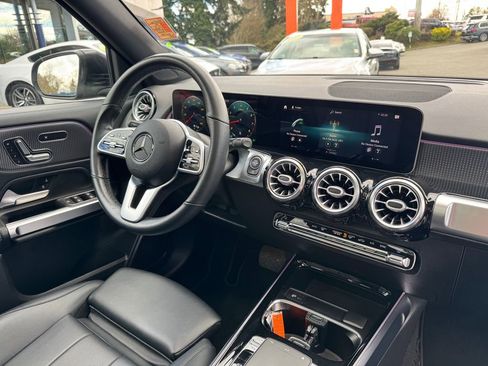 Used 2020 Mercedes-Benz GLB 250 4MATIC w/ Premium Package image 13