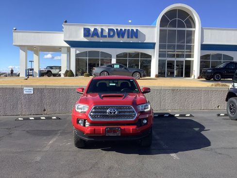 Used 2017 Toyota Tacoma TRD Sport image 2