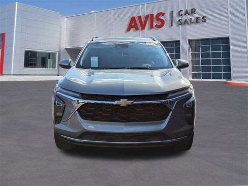Used 2025 Chevrolet Trax LT w/ LT Convenience Package image 2