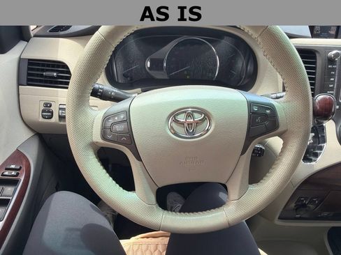 Used 2011 Toyota Sienna XLE w/ Premium Pkg FWD image 10
