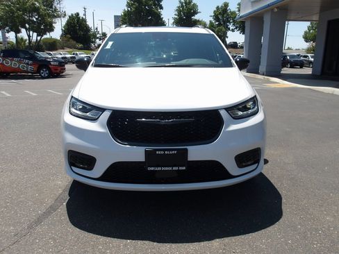 New 2025 Chrysler Pacifica Limited image 3