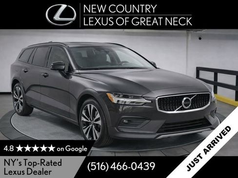 Used 2021 Volvo V60 T5 Cross Country image 1