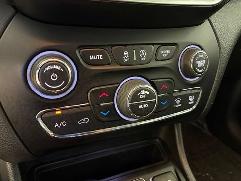 Used 2019 Jeep Cherokee Latitude Plus w/ Comfort/Convenience Group FWD image 27