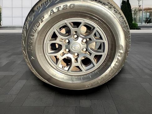 Used 2017 Toyota Tacoma SR5 image 38