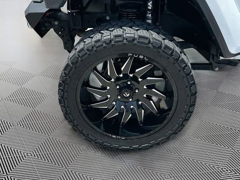 Used 2020 Jeep Wrangler Unlimited Sahara AWD/4WD image 29