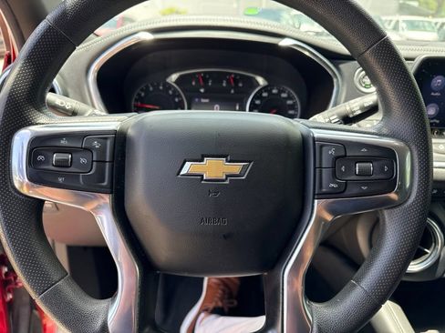 Used 2022 Chevrolet Blazer LT FWD image 2