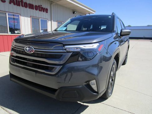Used 2025 Subaru Forester Premium AWD/4WD image 9