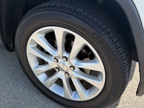 Used 2017 Jeep Grand Cherokee Limited image 10