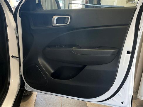 Used 2025 Hyundai Venue SE image 12