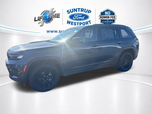 Used 2024 Jeep Grand Cherokee Altitude AWD/4WD image 7