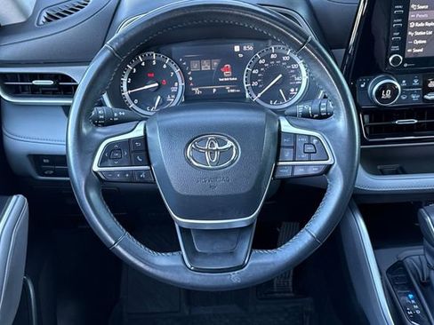 Used 2022 Toyota Highlander XLE AWD/4WD image 18