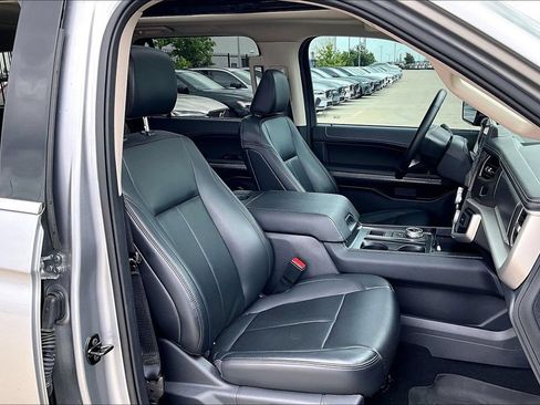 Used 2024 Ford Expedition XLT RWD image 9