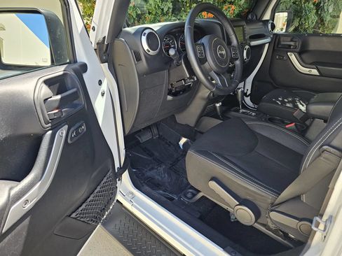 Used 2014 Jeep Wrangler Unlimited Sahara w/ Connectivity Group AWD/4WD image 16