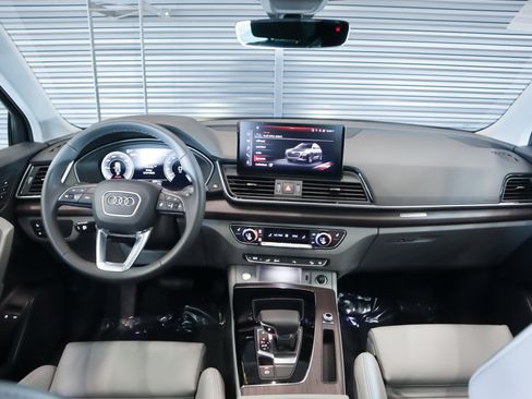 Used 2024 Audi Q5 e Premium w/ Convenience Package image 10
