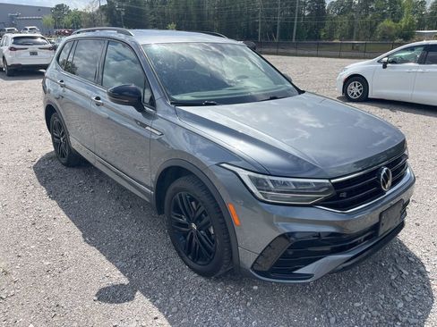 Used 2022 Volkswagen Tiguan SE R-Line image 2
