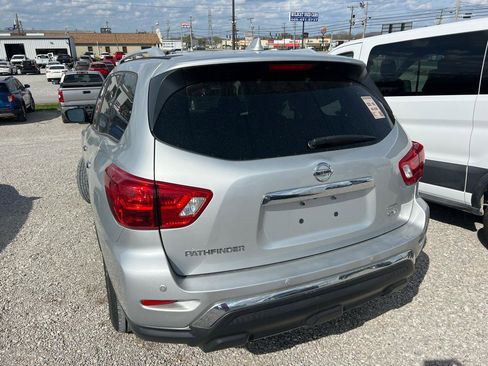 Used 2020 Nissan Pathfinder SV image 4
