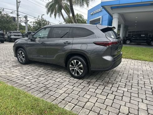 Used 2024 Toyota Highlander XLE FWD image 33