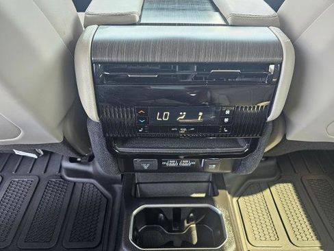Used 2023 Jeep Wagoneer Series III w/ Preferred Equipment Group AWD/4WD image 53