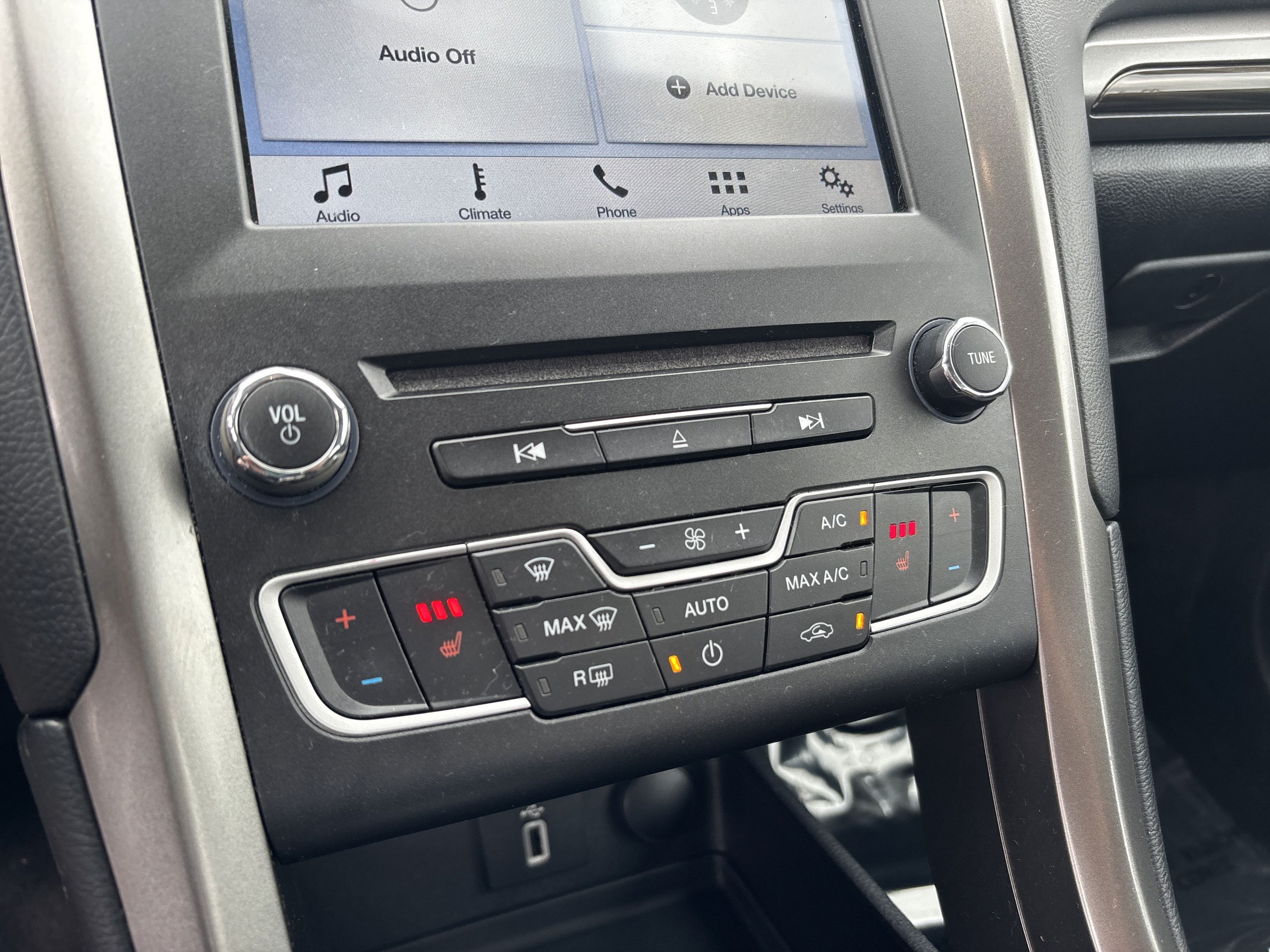 Used 2018 Ford Fusion SE w/ Fusion SE Technology Package FWD image 20