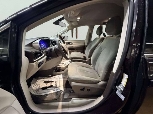 Used 2017 Chrysler Pacifica Touring FWD image 13
