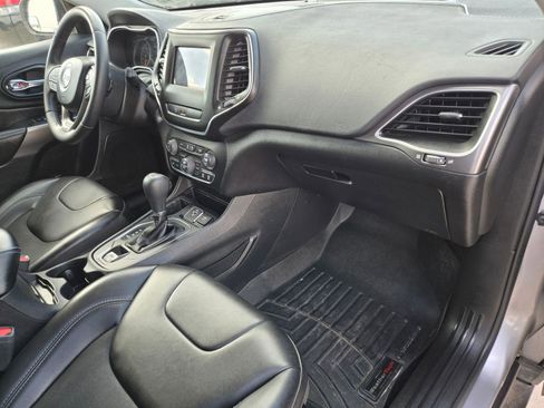 Certified 2019 Jeep Cherokee Latitude Plus w/ Comfort/Convenience Group image 26