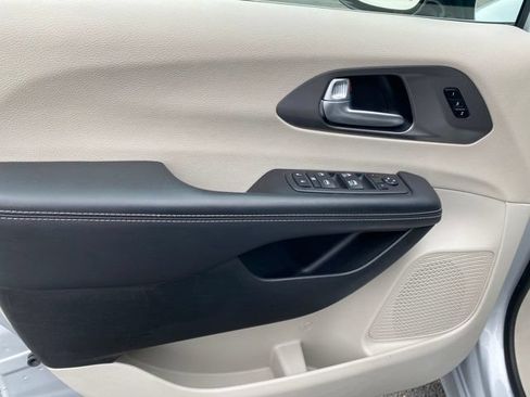 Used 2024 Chrysler Pacifica Touring-L FWD image 14