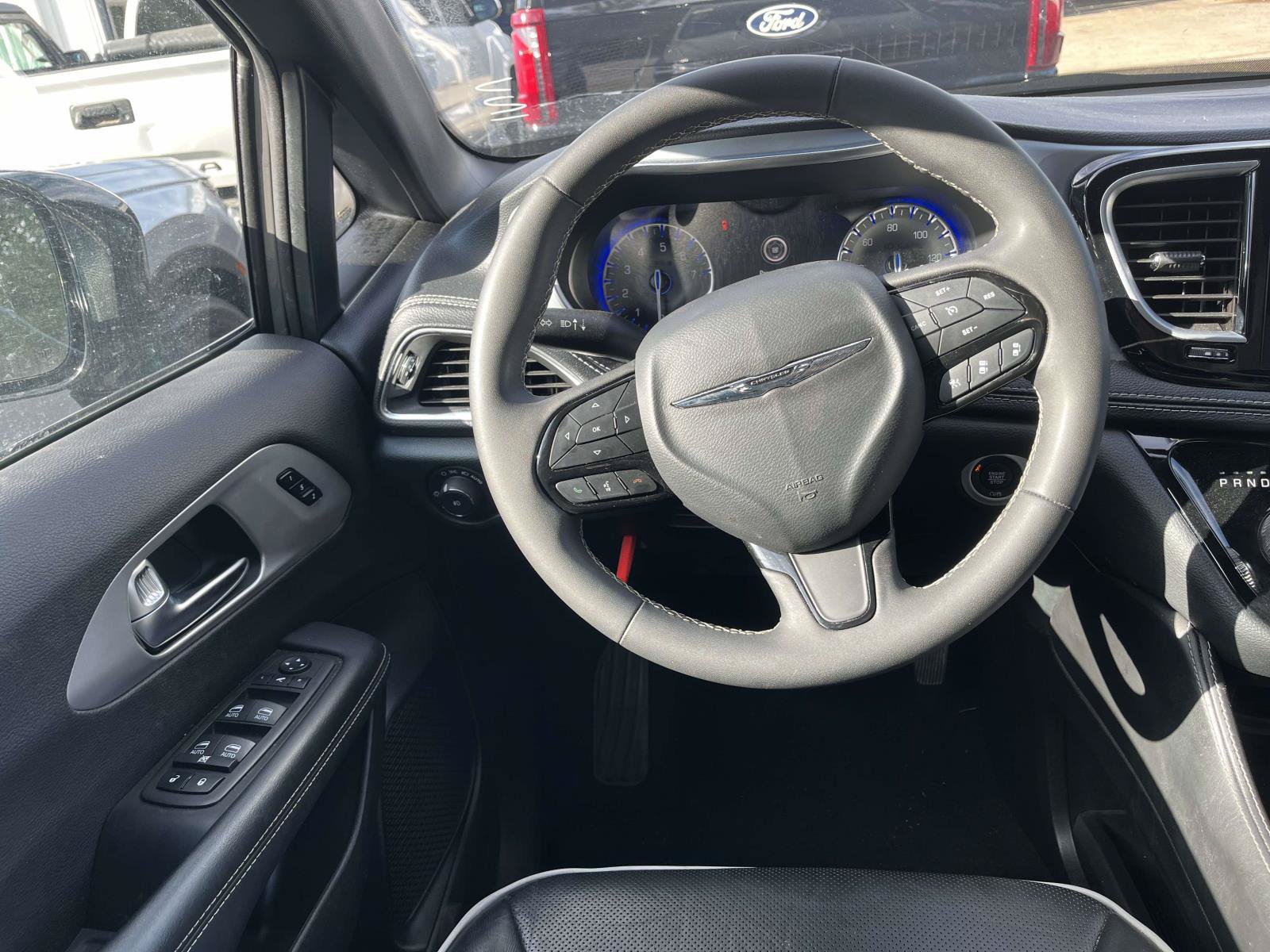 Used 2025 Chrysler Pacifica Limited FWD image 8