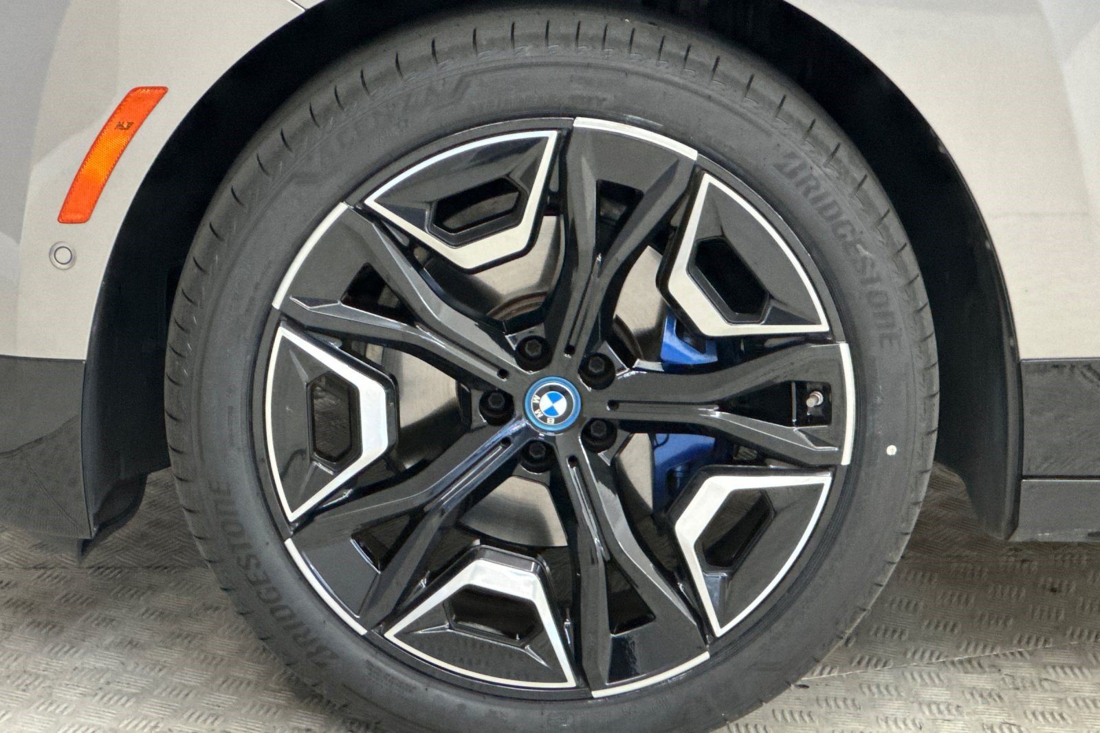 Used 2024 BMW iX xDrive50 w/ Premium Package AWD/4WD image 12