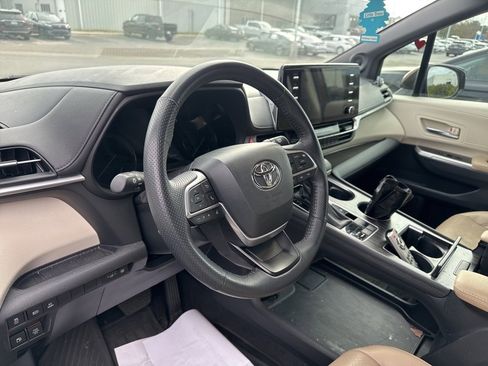 Certified 2024 Toyota Sienna Limited image 5