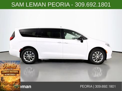 New 2026 Chrysler Pacifica Select image 8