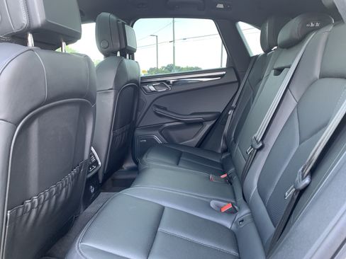 Used 2025 Porsche Macan AWD/4WD image 32