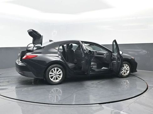 Used 2025 Toyota Camry SE image 19