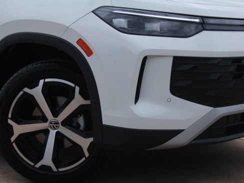 Certified 2025 Volkswagen Tiguan SE FWD image 2