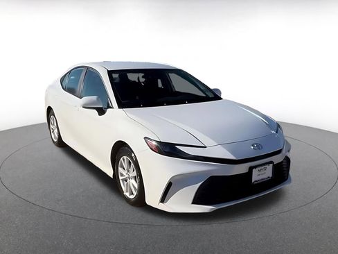 Used 2025 Toyota Camry LE image 3