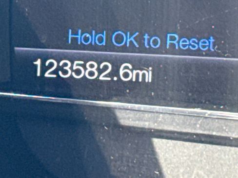Used 2017 Ford Explorer XLT w/ Equipment Group 202A FWD image 17