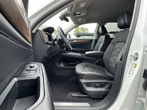 Used 2024 Volkswagen Atlas SE image 2