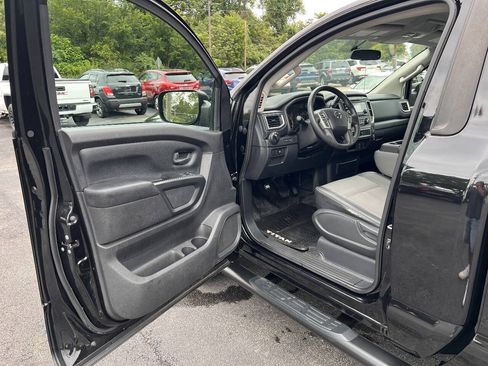 Used 2017 Nissan Titan S AWD/4WD image 10