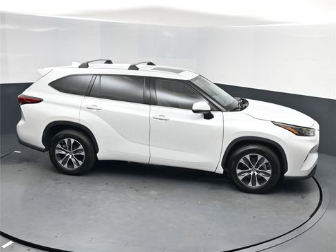 Used 2022 Toyota Highlander XLE image 7
