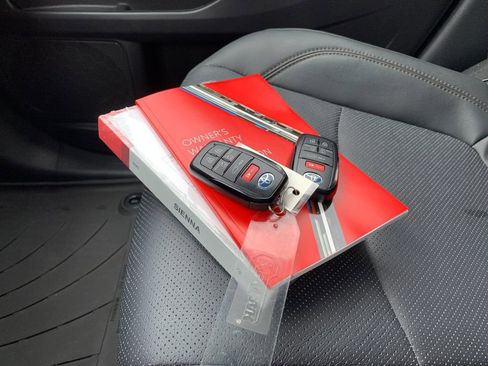 Used 2025 Toyota Sienna Platinum image 9