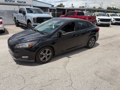 Used 2016 Ford Focus SE FWD image 2