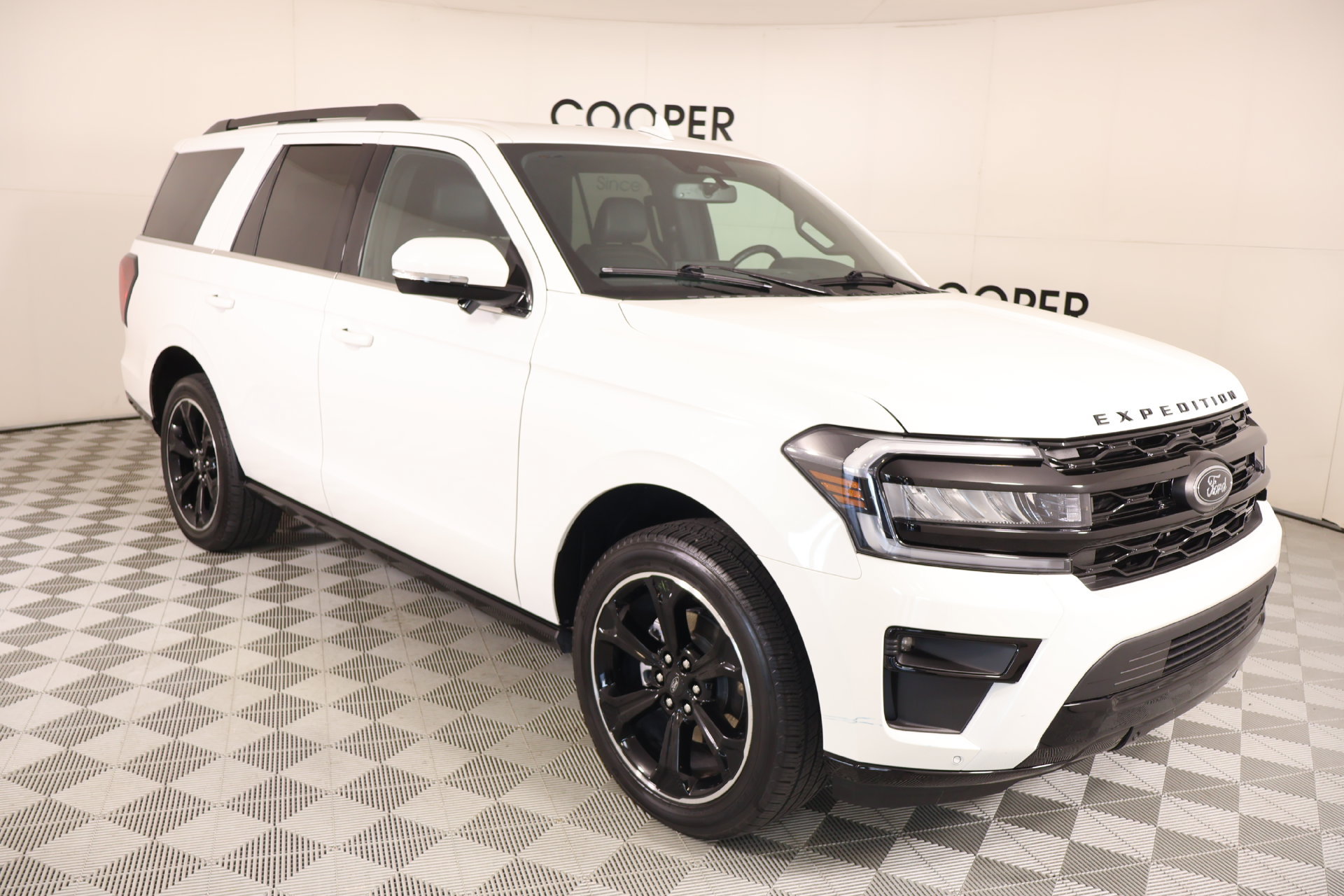 Used 2023 Ford Expedition Limited RWD image 1