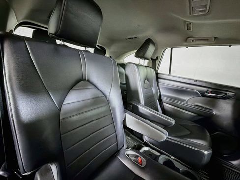 Used 2022 Toyota Highlander XLE AWD/4WD image 25